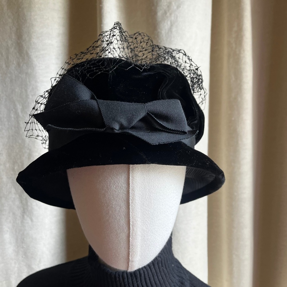 Vintage 1950s Black‎ Velvet Veiled Cocktail Hat Film Noir Mini Brim Bow Hat